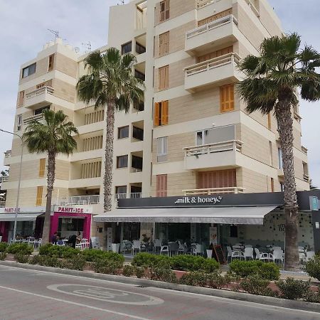 Haig'S Dream Flat On The Beach Larnaca Bagian luar foto