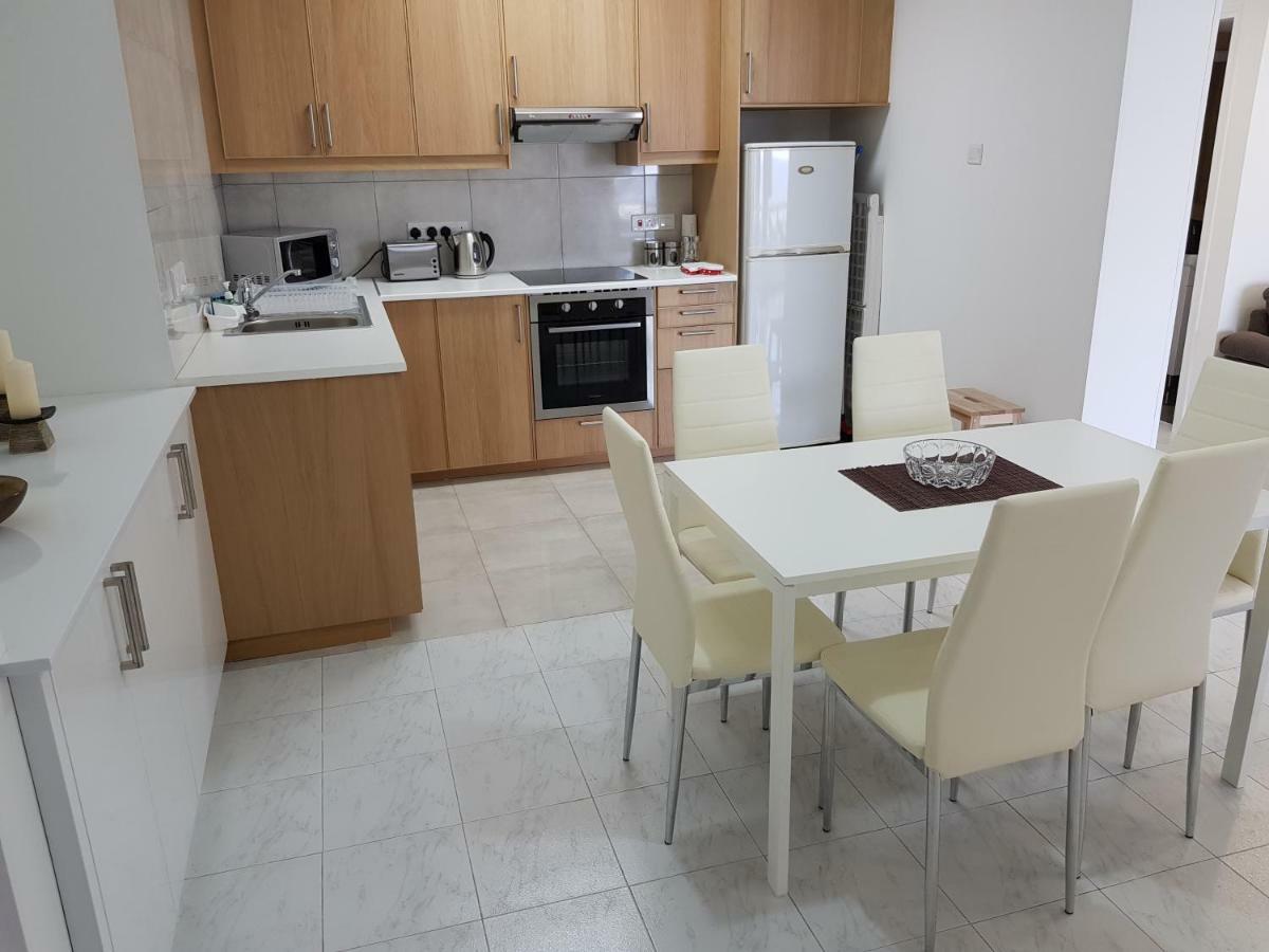 Haig'S Dream Flat On The Beach Larnaca Bagian luar foto
