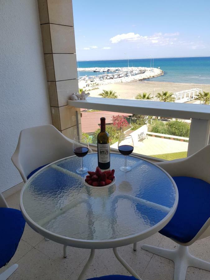 Haig'S Dream Flat On The Beach Larnaca Bagian luar foto