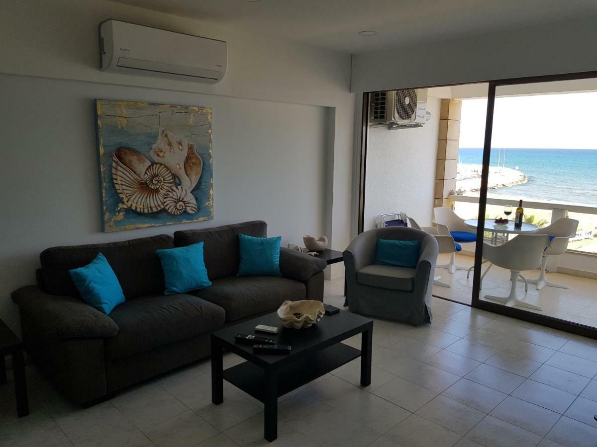 Haig'S Dream Flat On The Beach Larnaca Bagian luar foto