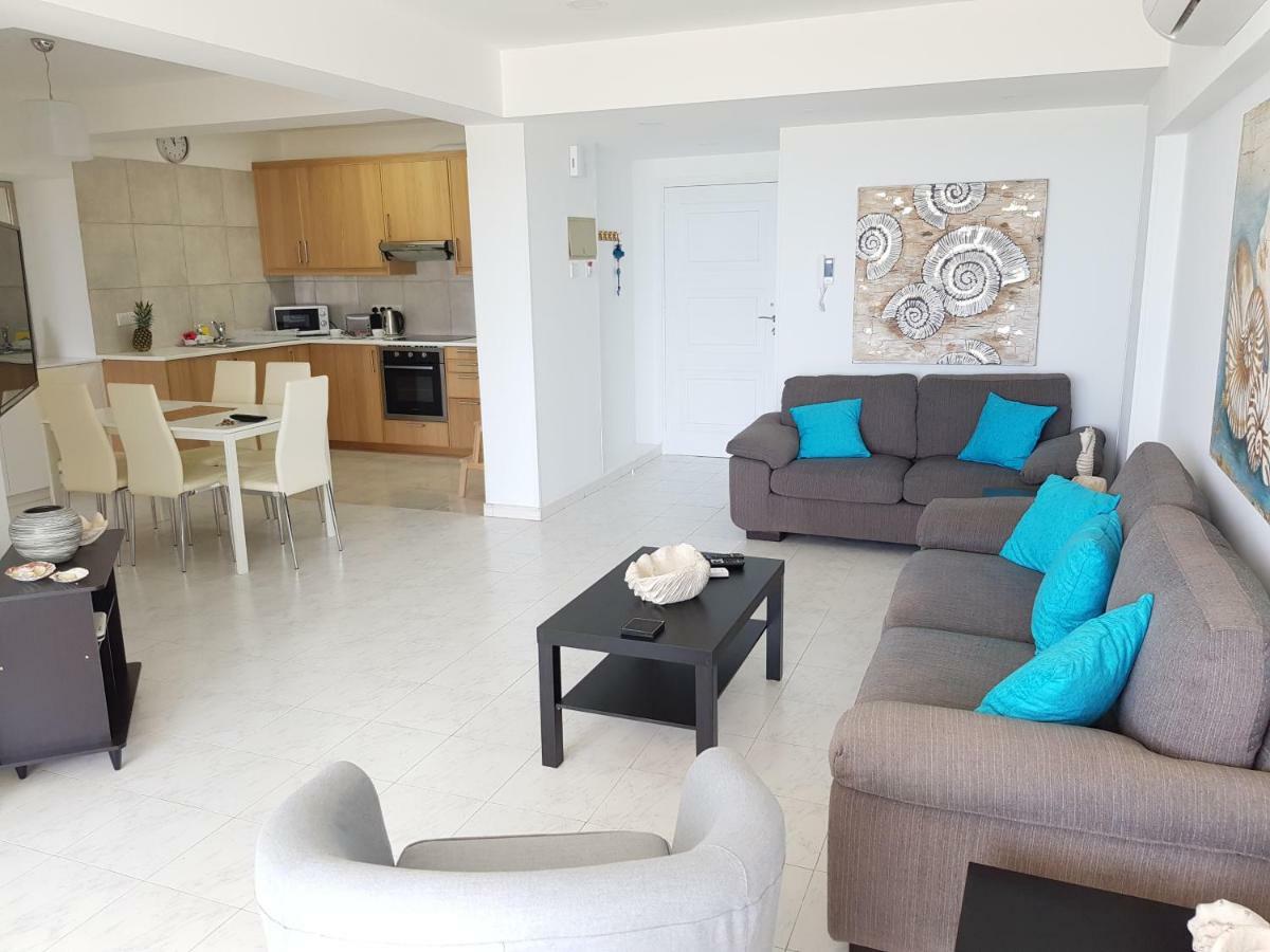 Haig'S Dream Flat On The Beach Larnaca Bagian luar foto