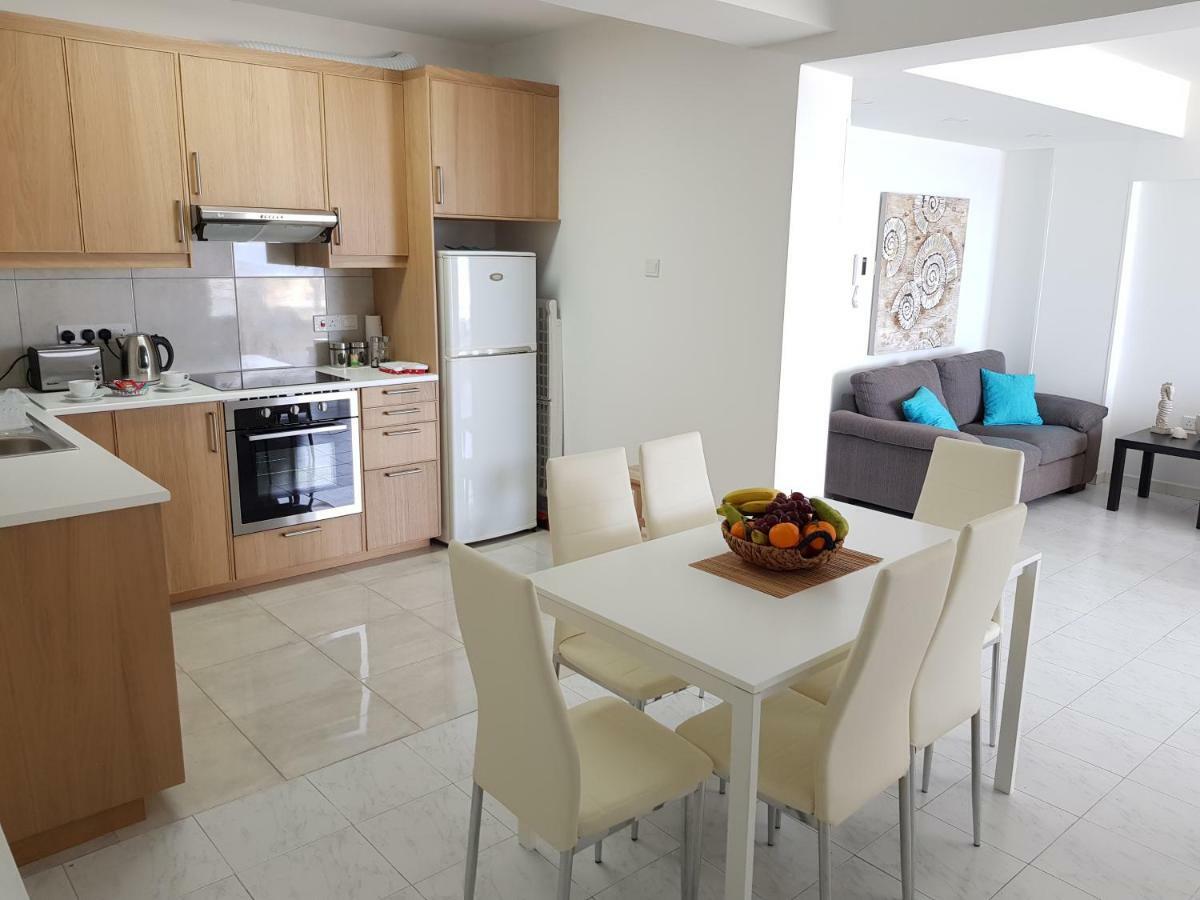 Haig'S Dream Flat On The Beach Larnaca Bagian luar foto