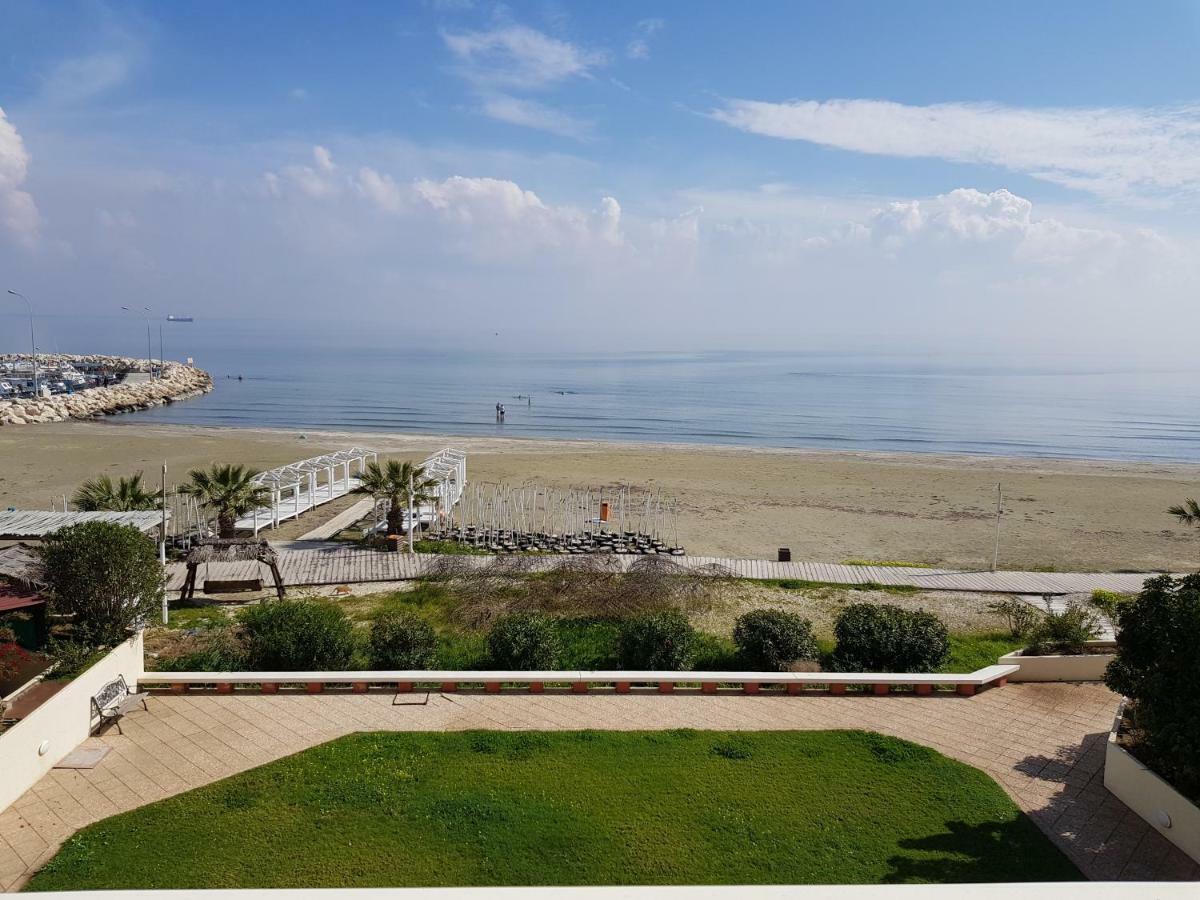 Haig'S Dream Flat On The Beach Larnaca Bagian luar foto