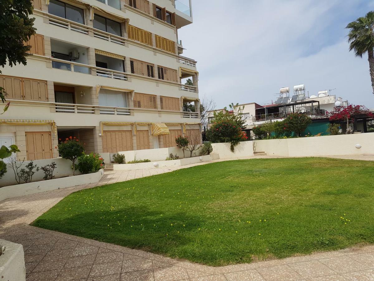 Haig'S Dream Flat On The Beach Larnaca Bagian luar foto