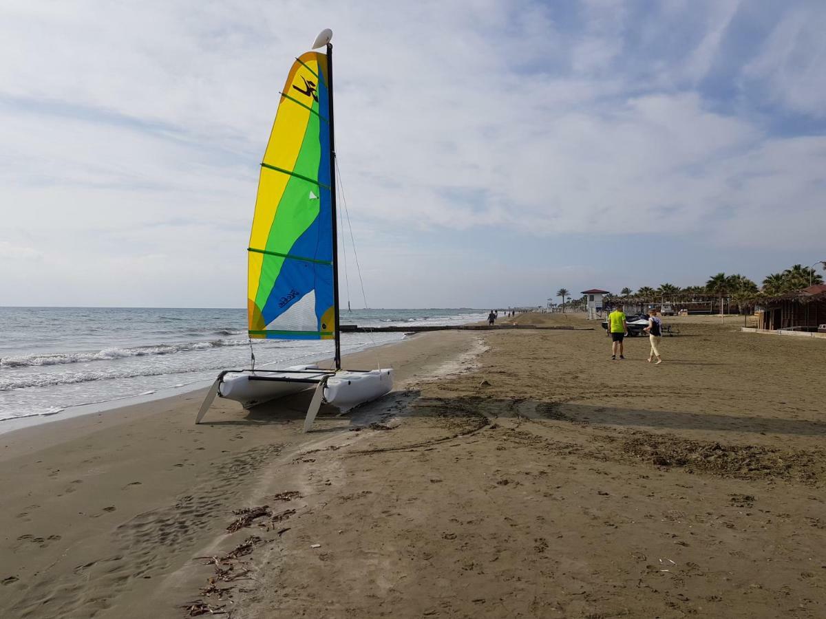 Haig'S Dream Flat On The Beach Larnaca Bagian luar foto